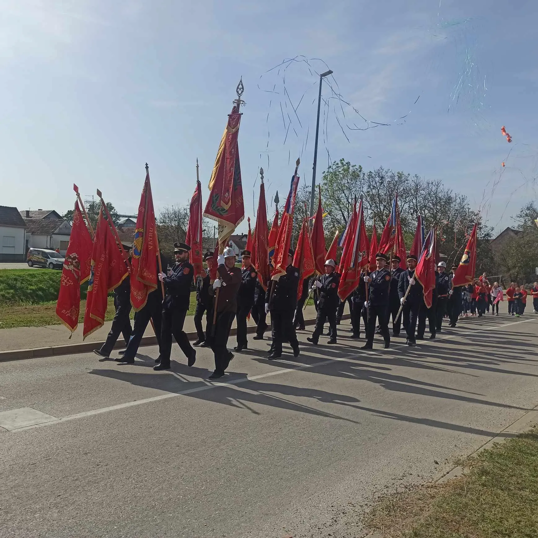 Vatrogasci na svečanom mimohodu u Sikirevcima